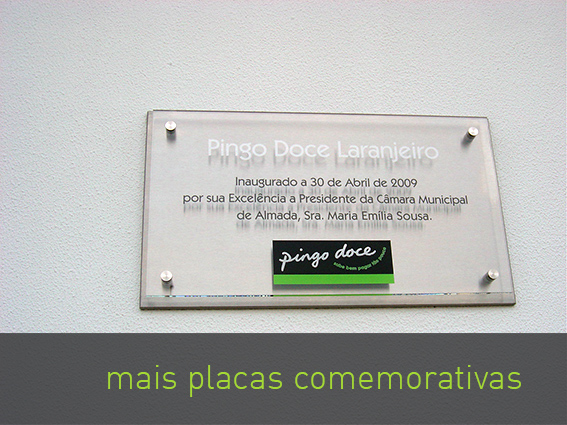 Em acr&iacute;lico, inox, ferro, com afastadores ou bases no ch&atilde;o. As placas comemorativas podem ter diversas bases 
                                conforme projecto ou orçamento.