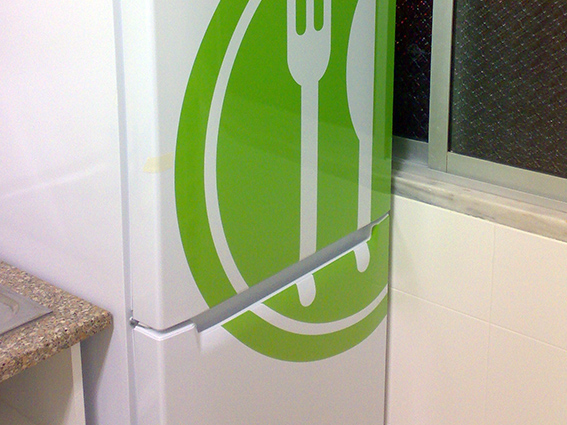 Decora&ccedil;&atilde;o de portas em corte de vinil e impress&atilde;o digital com aplica&ccedil;&atilde;o.