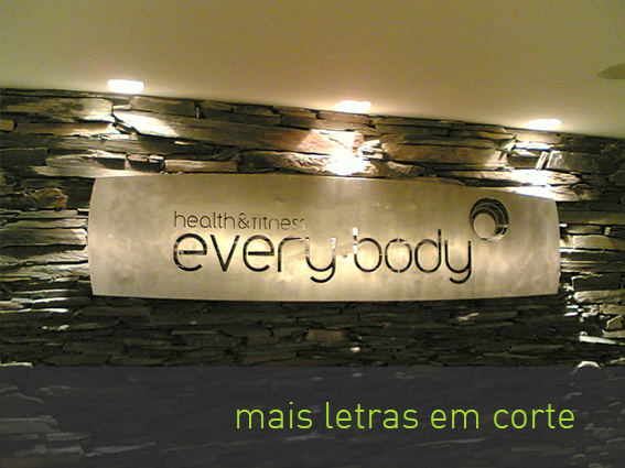 Letras em corte com maquetiza&ccedil;&atilde;o e montagem no local.