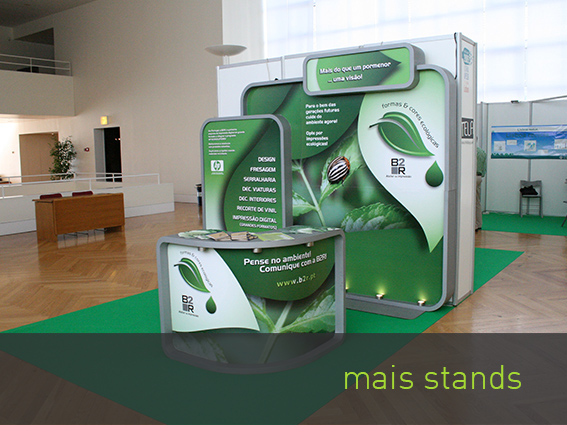 Stands com estrutura em madeira e ferro com decora&ccedil;&atilde;o em vinil. 